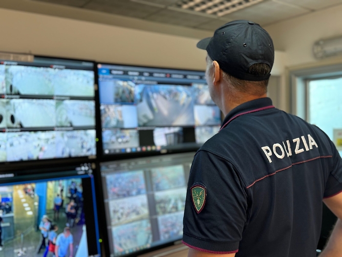 RUBA OCCHIALI DA SOLE IN UN NEGOZIO DELL&rsquo;AEROPORTO, 30ENNE, CITTADINO FRANCESE, DENUNCIATO DALLA POLIZIA DI STATO (1)