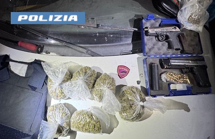 SCOPERTO DALLA POLIZIA DI STATO UN ARSENALE IN UN&rsquo;AUTO ABBANDONATA SEQUESTRATE DROGA, ARMI E MUNIZIONI NEL QUARTIERE LIBRINO