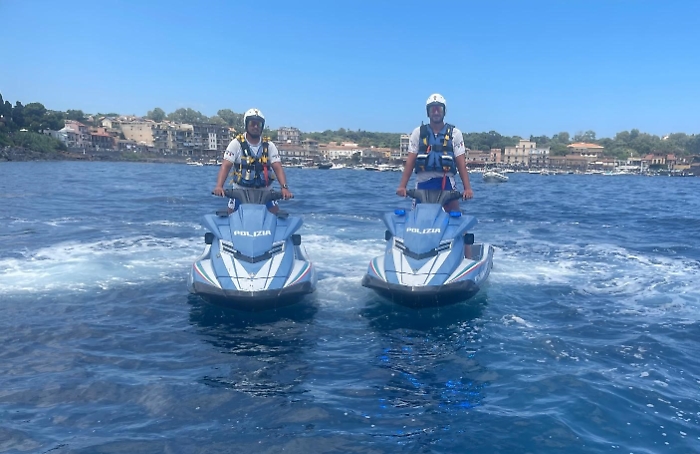 - SETTIMANA DI CONTROLLI A TAPPETTO NELLA FASCIA COSTIERA CON LE MOTO D&rsquo;ACQUA DELLA POLIZIA DI STATO, SANZIONATI DIPORTISTI E UN ASSISTENTE AI BAGNANTI