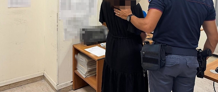 SI FINGE APPARTENENTE ALLE FORZE DELL&rsquo;ORDINE PER TRUFFARE UN&rsquo;ANZIANA CHIEDENDOLE DI CONSEGNARE I GIOIELLI DI FAMIGLIA. 53ENNE ARRESTATO DALLA POLIZIA DI STATO
