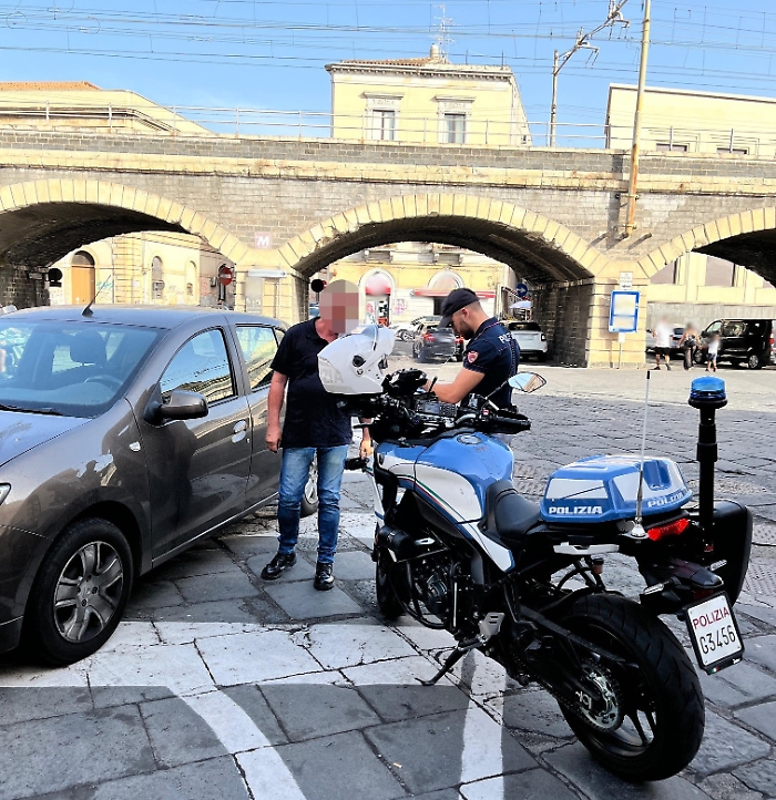STRETTA DELLA POLIZIA DI STATO SUI PARCHEGGIATORI ABUSIVI. RAFFICA DI SANZIONI E DENUNCE PER L&rsquo;INOSSERVANZA DEL DACUR E DEL FOGLIO DI VIA OBBLIGATORIO (2)