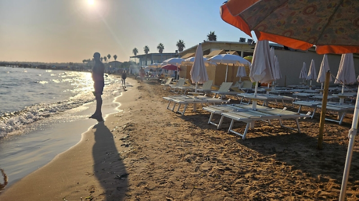 Sdraio e ombrelloni a Marina di Ragusa
