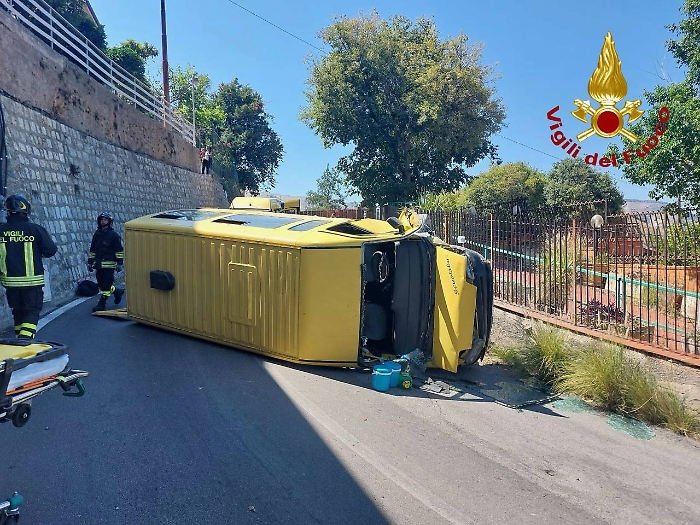 Pulmino si ribalta a Palermo