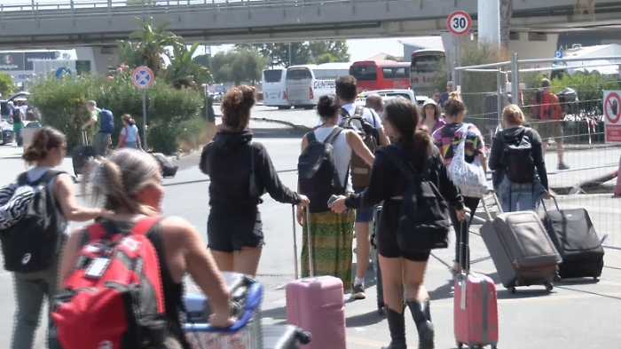 aeroporto vincenzo bellini, fontanarossa, gru guasta fuori dalla pista