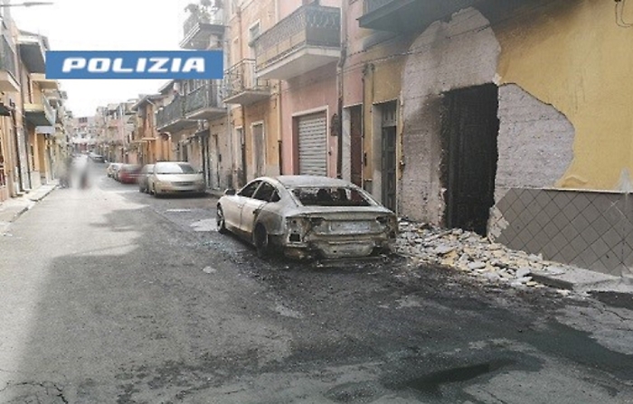 Auto data alle fiamme ad Adrano