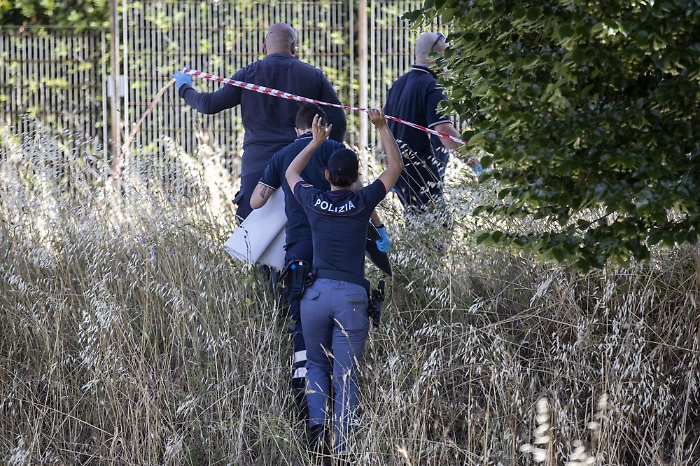Trovato cadavere tra sterpaglie in periferia Roma, indagini
