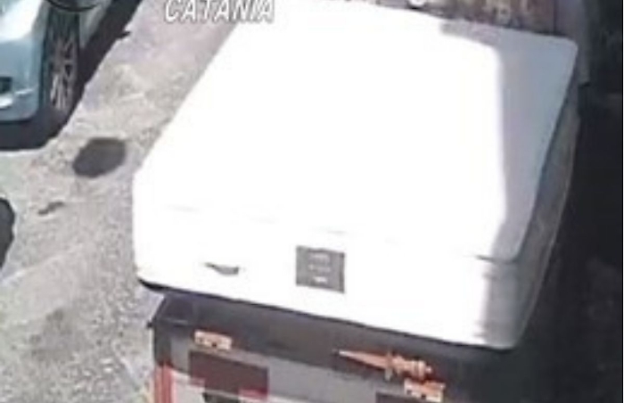 materasso abbandonato via orfanelli catania