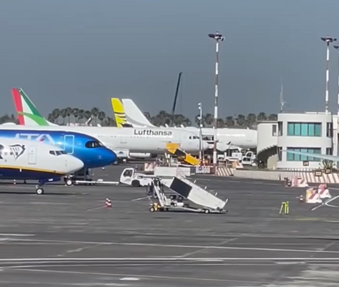 Gru in aeroporto a Catania