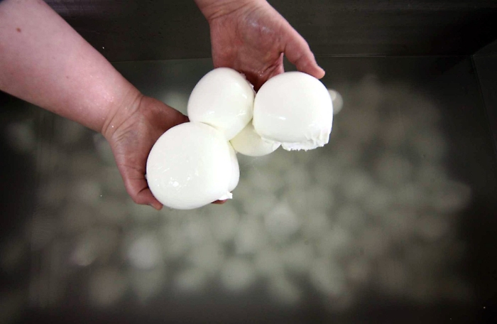 Ritirati dai supermercati cinque lotti di mozzarella: ecco perch&eacute; e i marchi &ldquo;incriminati&rdquo;