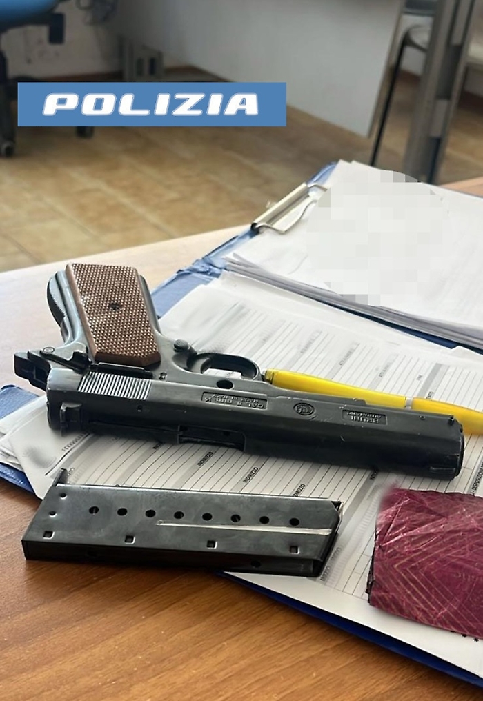 CON UN&rsquo;ARMA NEL MARSUPIO DAVANTI A UNA BANCA. 23ENNE FERMATO DALLA POLIZIA DI STATO