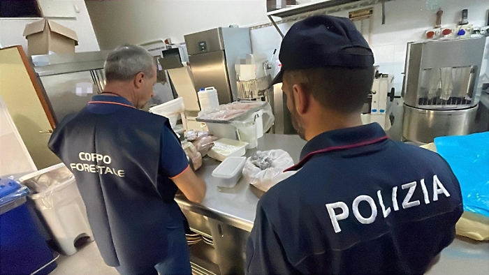CONTROLLI DELLA TASK FORCE COORDINATA DALLA POLIZIA DI STATO A BRONTE RISCONTRATE IRREGOLARIT&Agrave; IN UN BAR E SEQUESTRATI 40 KG DI PRODOTTI NON TRACCIATI E RILEVATE CARENZE IGIENICHE. (