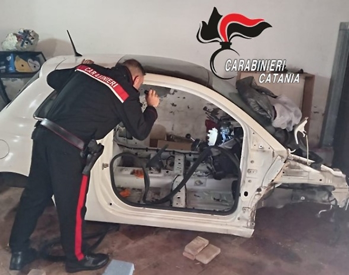 Auto rubata trovata in un garage a Belpasso