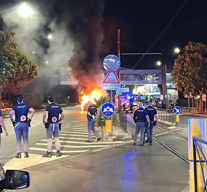 Igor-Gelarda auto polizia in fiamme