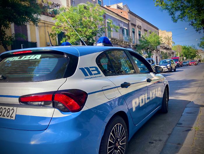 MINACCIA DI MORTE E TENTA DI AGGREDIRE ARMATO DI COLTELLO IL NUOVO COMPAGNO DELLA SUA EX. STALKER 51ENNE ARRESTATO DALLA POLIZIA DI STATO