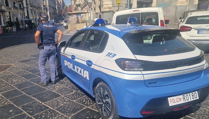 MINACCIA IL VICINO CON UNA MANNAIA E UN COLTELLO PER AVERE I SOLDI PER POTERSI COMPRARE LA DROGA LA POLIZIA DI STATO ARRESTA 21ENNE.