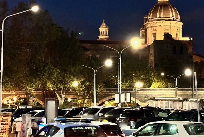 MOLESTA I TURISTI CON RICHIESTE DI SOLDI PER IL PARCHEGGIO FERMATO E SANZIONATO DALLA POLIZIA DI STATO