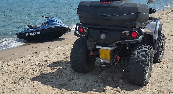 PARCHEGGIA IL QUAD IN SPIAGGIA PER FARE UN BAGNO A MARE, 56ENNE SANZIONATO PER 2.000 EURO