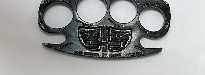 aggredisce tirapugni