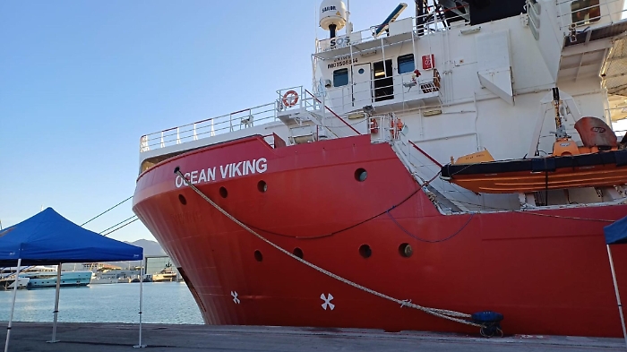 Migranti, ong: &laquo;Centinaia di proiettili esplosi dai libici contro la nave Ocean Viking