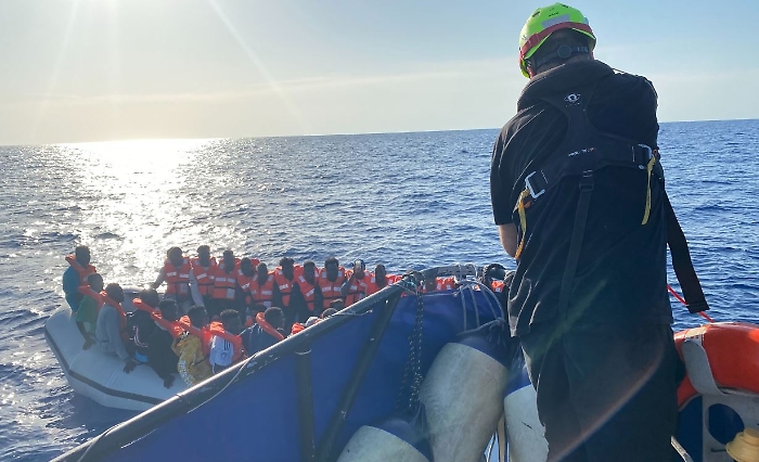 salvataggio nave aurora sea watch