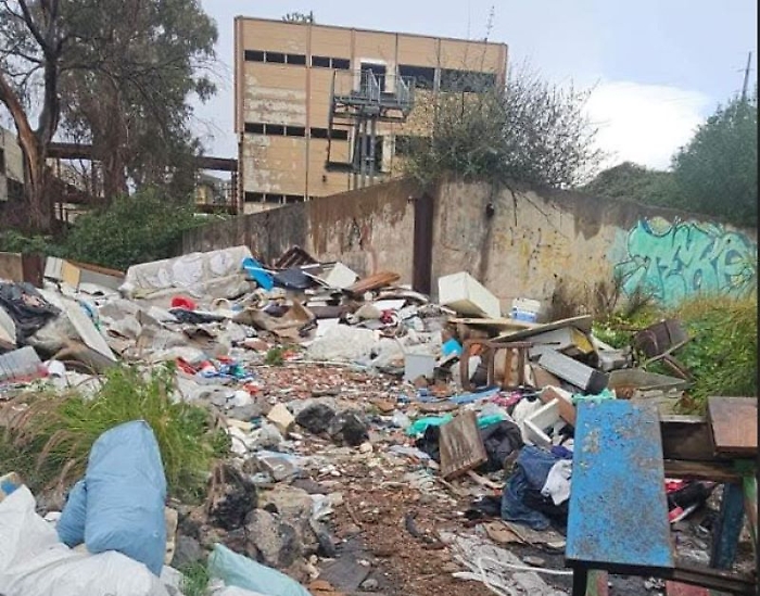 scuola brancati rifiuti