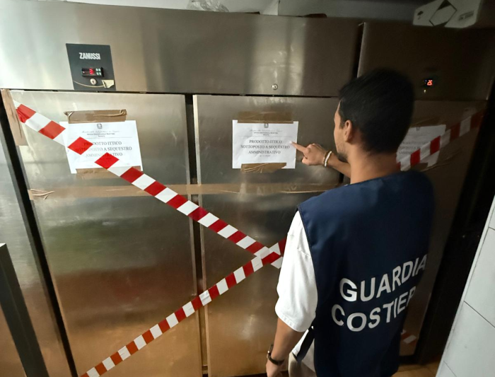 Pesce non tracciato e scarse condizioni igieniche: sanzioni e sequestri per ristoranti della riviera Messinese