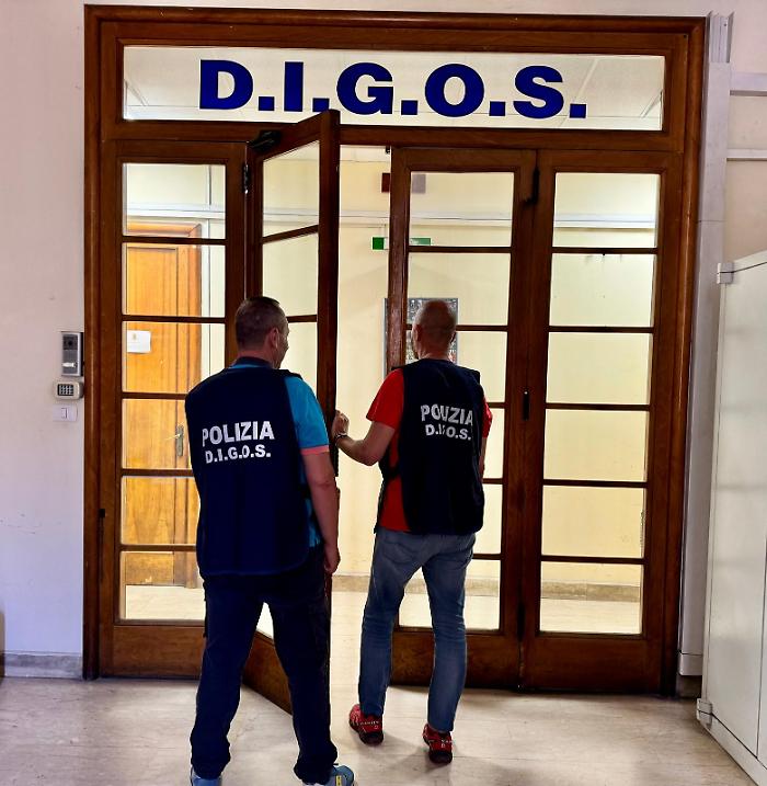 ACCENDONO FUMOGENI ALLO STADIO DURANTE LE PARTITE INDIVIDUATI E DENUNCIATI DUE TIFOSI DALLA POLIZIA DI STATO (1)