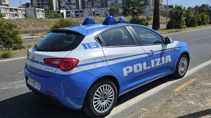 AGGREDISCE LA SUOCERA MENTRE TIENE IN BRACCIO IL FIGLIO DI UN ANNO, POI SI SCAGLIA CONTRO I POLIZIOTTI 21ENNE ARRESTATA DALLA POLIZIA DI STATO