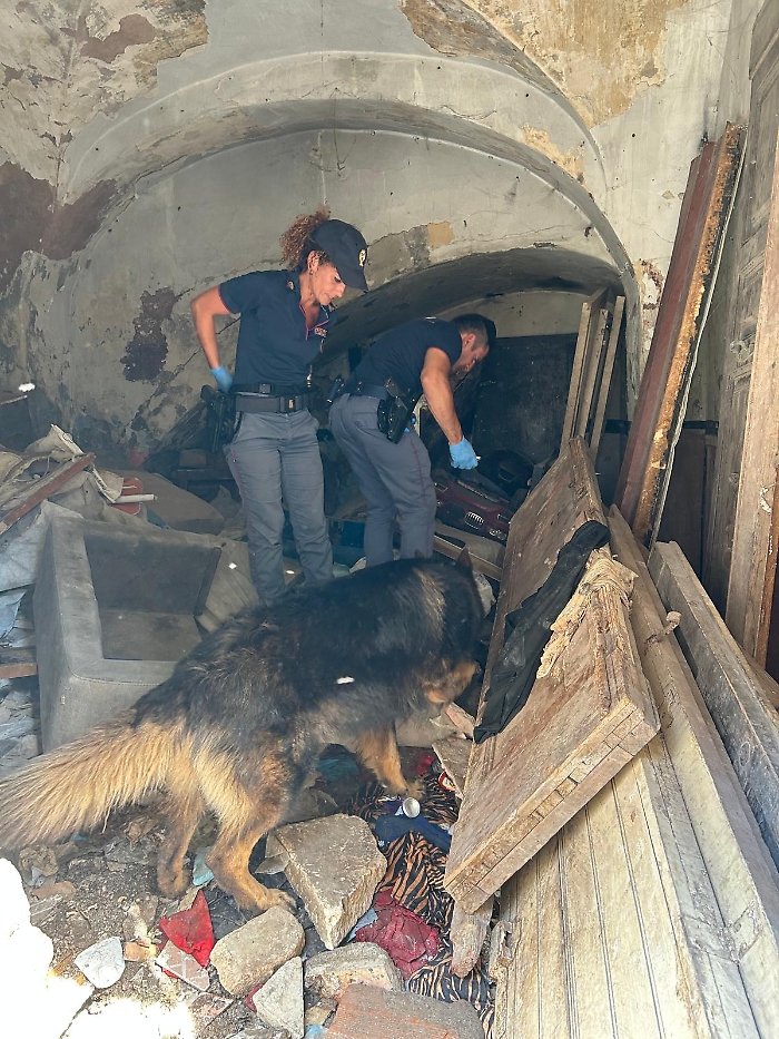 - ARES FIUTA LA DROGA TRA GLI ANFRATTI DI CASE ABBANDONATE A SAN BERILLO 1