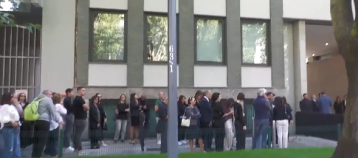 Fila alla camera ardente di Armani