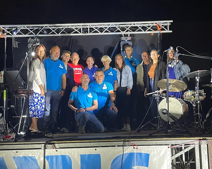 I componenti dell'Avis comunale i eri sera sul palco di Zuppa&Igrave;&euro;