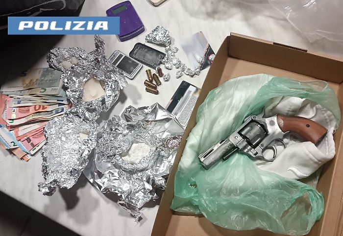 IN CASA CON ARMI E DROGA. 32ENNE SCOPERTO E ARRESTATO DALLA POLIZIA DI STATO
