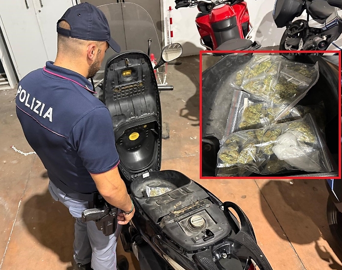 - IN MOTO CON LA DROGA, SENZA CASCO PASSA DAVANTI LA QUESTURA E VIENE FERMATO DAGLI AGENTI CHE LO ARRESTANO PER DETENZIONE DI SOSTANZA STUPEFACENTE AI FINI DI SPACCIO