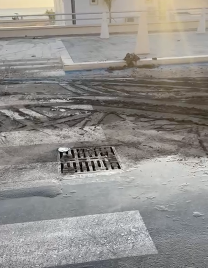 La melma fuoriuscita dal tombino a Scoglitti