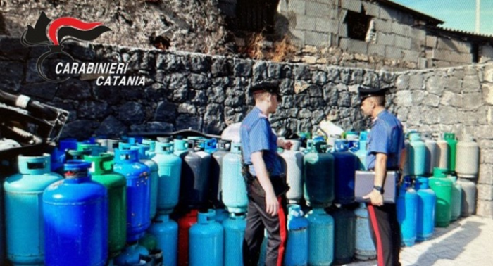 Piazza Dante sequestro bombole1