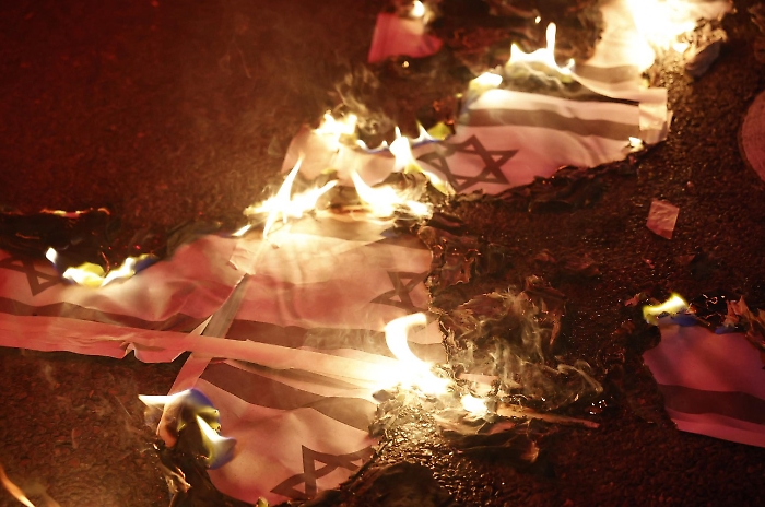 Pisa bandiera Israele bruciata