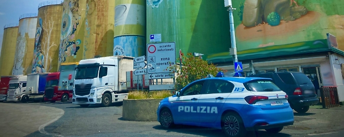 RUBAVANO MERCE DAI SEMIRIMORCHI PARCHEGGIATI AL PORTO. SCOPERTI E ARRESTATI TRE UOMINI DALLA POLIZIA DI STATO