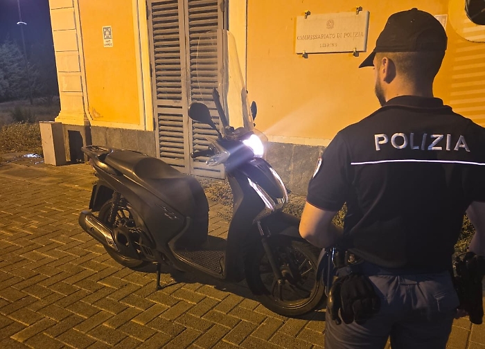 SI PRESENTA PER FIRMARE IN COMMISSARIATO CON UNO SCOOTER RUBATO. SCOPERTO E DENUNCIATO PER RICETTAZIONE DALLA POLIZIA DI STATO