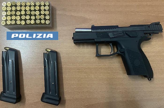 SULLO SCOOTER CON LA PISTOLA. 61ENNE SCOPERTO E ARRESTATO DALLA POLIZIA DI STATO (1) - Copia