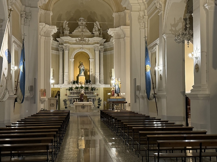 San Giuseppe sistemato sull'altare maggiore in chiesa Madre