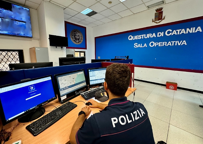 TENTA DI FUGGIRE A BORDO DI UNAUTO RUBATA. 35ENNE INSEGUITO E BLOCCATO DALLA POLIZIA DI STATO (1)