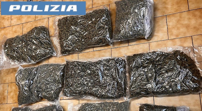 TENTA LA FUGA AL POSTO DI CONTROLLO PLURIPREGIUDICATO ARRESTATO DALLA POLIZIA DI STATO AVEVA BUSTINE DI MARIJUANA