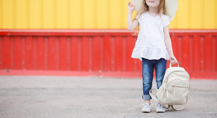 bambina-carina-occhiali-da-sole-e-cappello-all-aperto