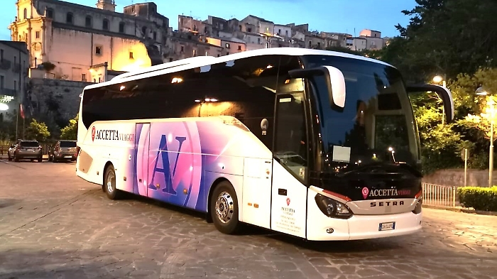 bus navetta giovani