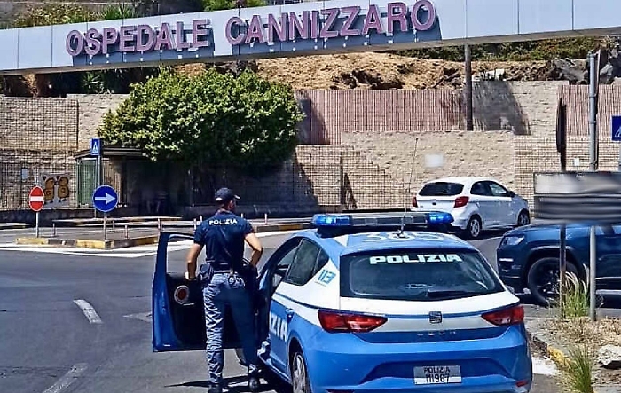 Pretende di saltare la fila al pronto soccorso del "Cannizzaro" e aggredisce sanitari e vigilantes: denunciato