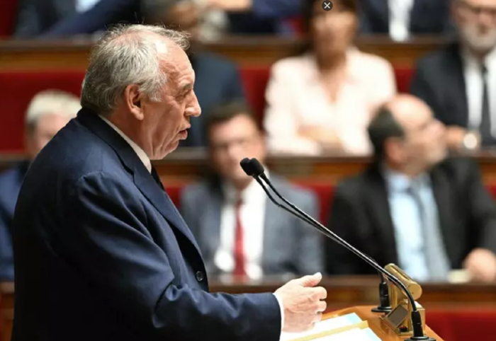 Crolla il governo Bayrou, il presidente Macron sotto attacco