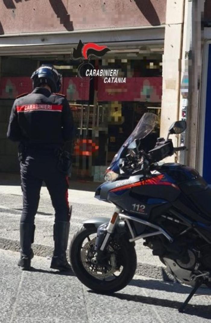 Ruba profumi, li danneggia e si nasconde tra i manichini: arrestata 38enne a Catania