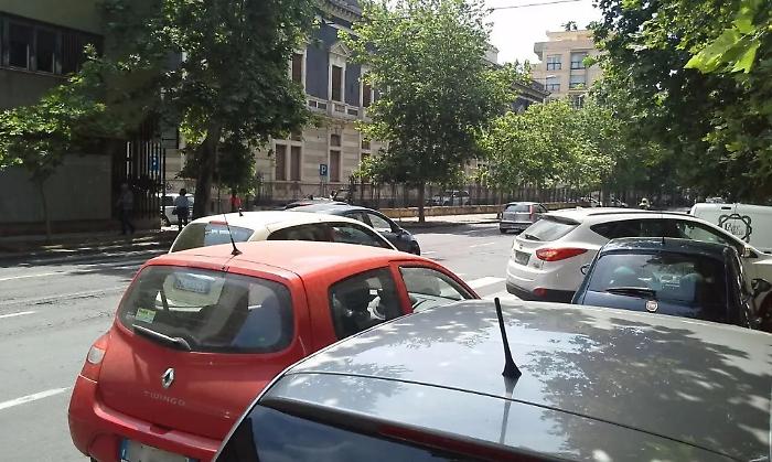 auto in parcheggio tripla fila Catania