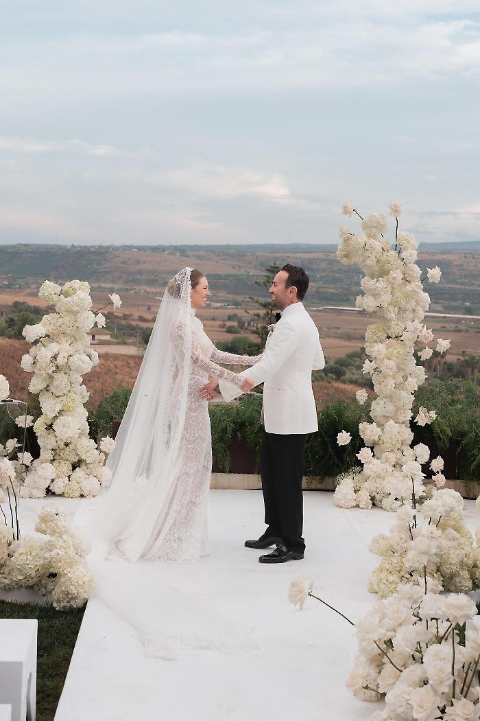 Lo stilista siciliano Claudio Di Mari porta all'altare Angelica e crea per lei gli abiti da sposa