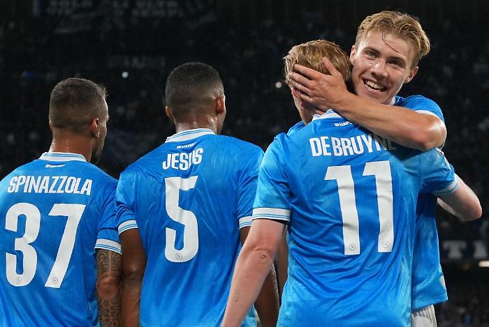 De Bruyne crea, Hojlund trasforma: il Napoli soffre ma doma lo Sporting Lisbona 